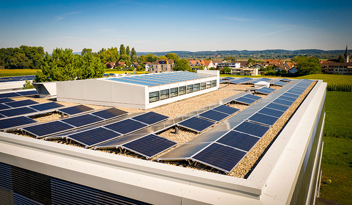 Die Photovoltaik-Anlage auf den STORZ MEDICAL-Gebäuden